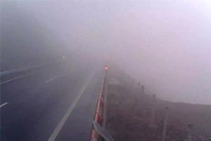 冬日駕車出行遇到團(tuán)霧怎么辦？學(xué)會這7招或許能保命！