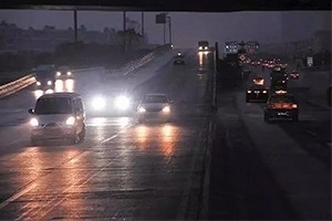 夜間開車?yán)纤緳C(jī)都懂：走灰不走白，見黑停下來！