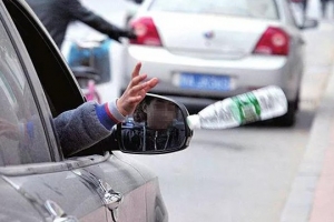 開車時這個小動作要當(dāng)心！雖然不起眼但后果很嚴(yán)重！